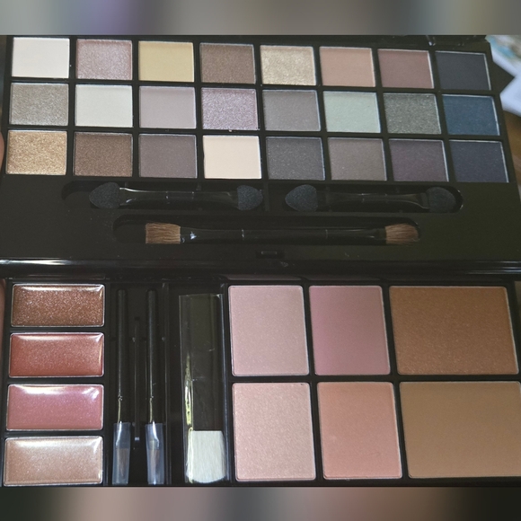 Avon Pretty in Neutrals Makeup Palette Full Size With Mirror - Picture 4 of 4